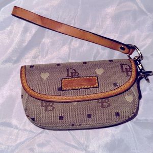 Dooney & Bourke vintage wristlet 💰